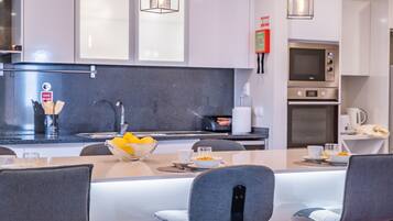 Een koelkast, een microgolfoven, een oven, een kookplaat