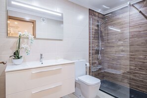 Badewanne, Haartrockner, Handtücher, Seife