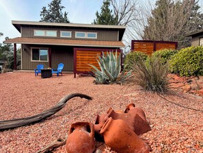 Property grounds - Stroll to Red Rock trails w HOT TUB! Modern 1 Bd, W. Sedona (Sedona)