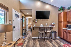 Interior - Stroll to Red Rock trails w HOT TUB! Modern 1 Bd, W. Sedona (Sedona)