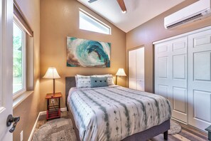 1 bedroom, memory foam beds, iron/ironing board, travel crib - Stroll to Red Rock trails w HOT TUB! Modern 1 Bd, W. Sedona (Sedona)