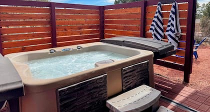 Stroll to Red Rock trails w HOT TUB! Modern 1 Bd, W. Sedona