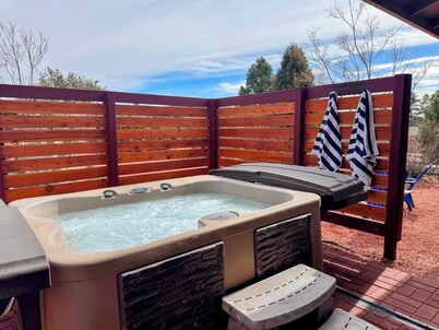 Stroll to Red Rock trails w HOT TUB! Modern 1 Bd, W. Sedona