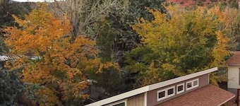 Stroll to Red Rock trails w HOT TUB! Modern 1 Bd, W. Sedona