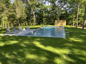 حمّام سباحة مُدفَّأ، بركة سباحة ضيّقة، مظلات على حمّام السباحة