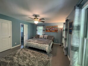 4 bedrooms, desk, iron/ironing board, free WiFi - Bird paradise, relaxing, new kitchen, heated salt gunite pool, near town & beach (East Hampton)