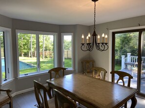 Dining - Bird paradise, relaxing, new kitchen, heated salt gunite pool, near town & beach (East Hampton)
