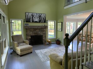 Smart TV, printers - Bird paradise, relaxing, new kitchen, heated salt gunite pool, near town & beach (East Hampton)