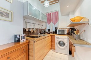 Kjøleskap, mikrobølgeovn, kokeplater og kaffetrakter/tekoker