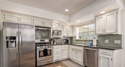 Chateau Paso--Perfect Downtown Location! Easy Walk to Everything!
