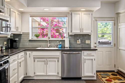 Chateau Paso--Perfect Downtown Location! Easy Walk to Everything!