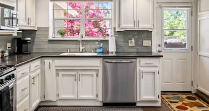 Chateau Paso--Perfect Downtown Location! Easy Walk to Everything!