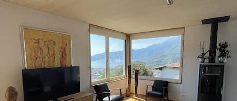 Talo, kylpyhuone makuuhuoneen yhteydessä, järvinäköala (Locarno Monti) | Lounge