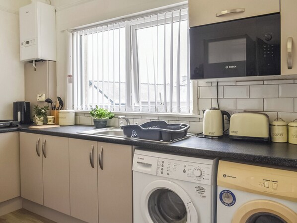 Cookware/dishes/utensils