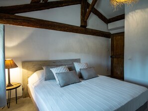 4 bedrooms, iron/ironing board, travel cot, WiFi