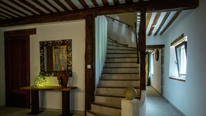 Una escalera con barandilla de madera y una esfera decorativa en la parte inferior.