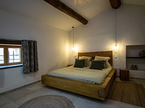 4 habitaciones, tabla de planchar con plancha, cuna de viaje y wifi 