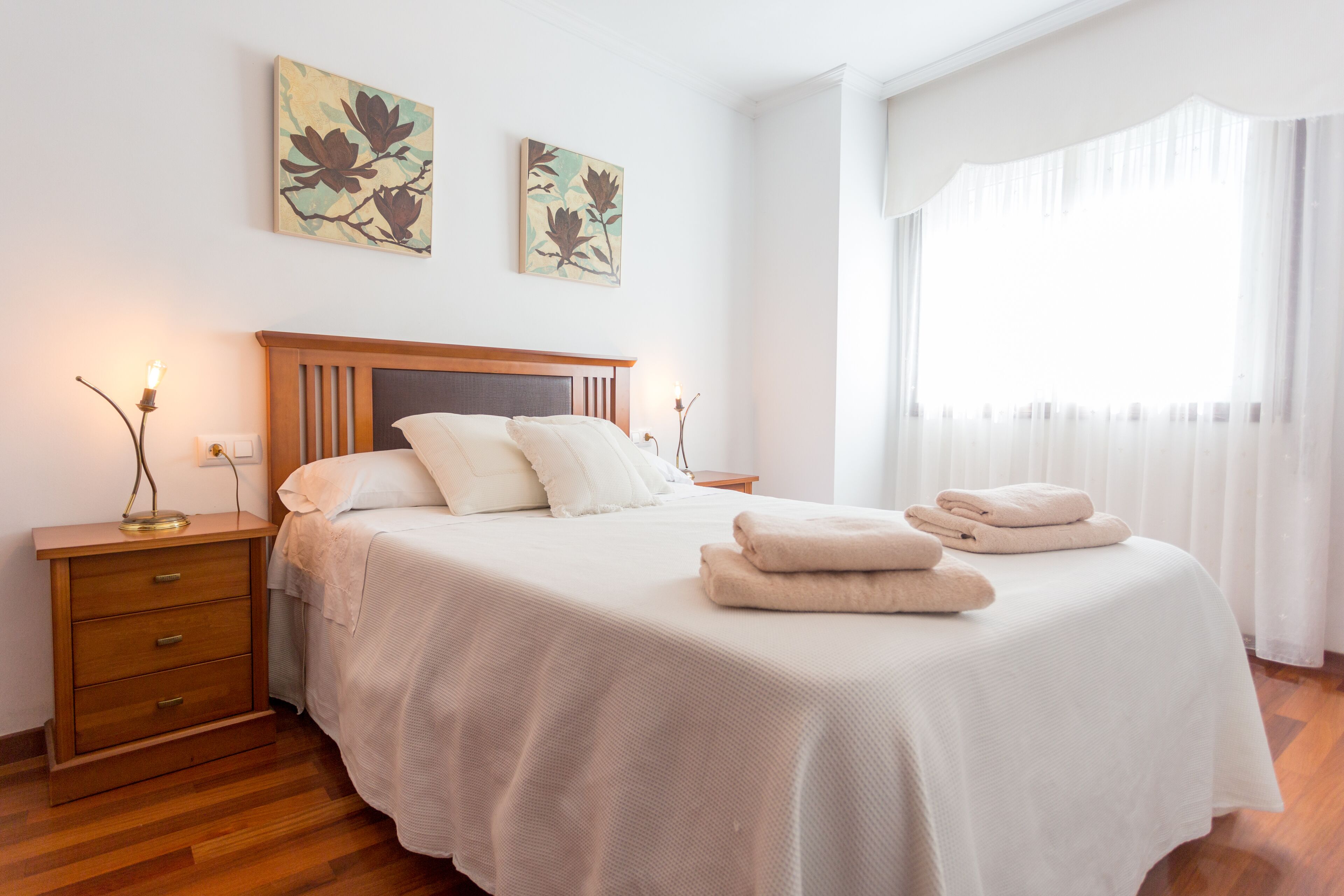 3 slaapkamers, een strijkplank/strijkijzer, reisbedje, gratis wifi