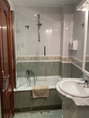 Combined shower/bathtub, hair dryer, bidet, towels - House Goros II (Melide)