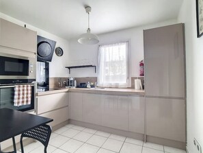 Fridge, microwave, oven, stovetop - T3 Flat Modern Armada Metro Parking Free Entrance autonomous (Rouen)