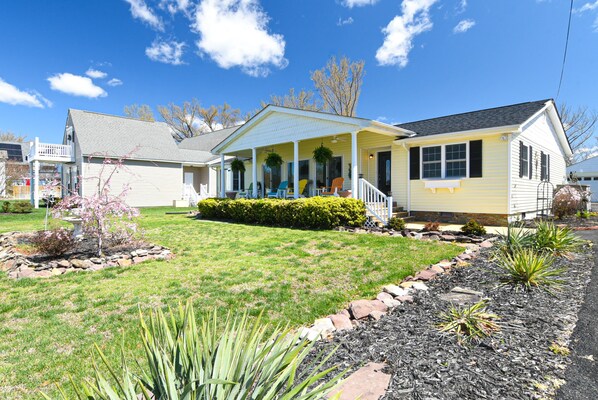 Exterior - Waterfront with spectacular view, close to restaurants and bars (Colonial Beach)