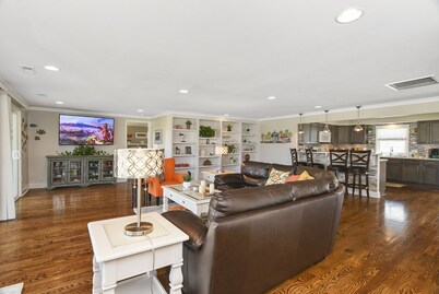 Waterfront with spectacular view, close to restaurants and bars
