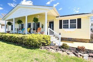 Exterior - Waterfront with spectacular view, close to restaurants and bars (Colonial Beach)
