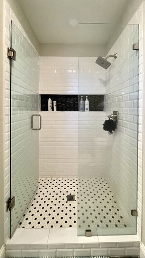 Shower, hair dryer, bidet, towels - Sea La Vie Lake Front 3BR 3BA Retreat (Gun Barrel City)