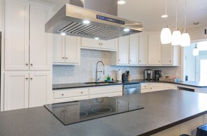 Fridge, microwave, oven, stovetop - Sea La Vie Lake Front 3BR 3BA Retreat (Gun Barrel City)