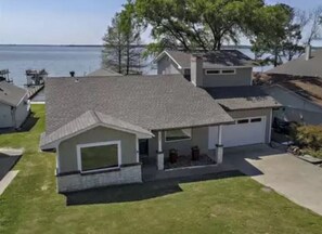 Exterior - Sea La Vie Lake Front 3BR 3BA Retreat (Gun Barrel City)