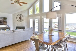 Dining - Sea La Vie Lake Front 3BR 3BA Retreat (Gun Barrel City)