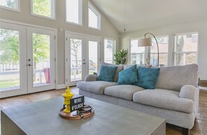 Smart TV - Sea La Vie Lake Front 3BR 3BA Retreat (Gun Barrel City)