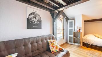 2 bedrooms, desk, soundproofing, WiFi