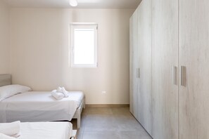 5 bedrooms, iron/ironing board, Internet, bed sheets