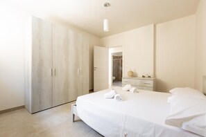 5 bedrooms, iron/ironing board, Internet, bed sheets