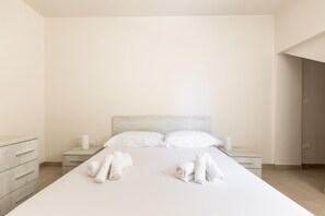 5 bedrooms, iron/ironing board, internet, bed sheets