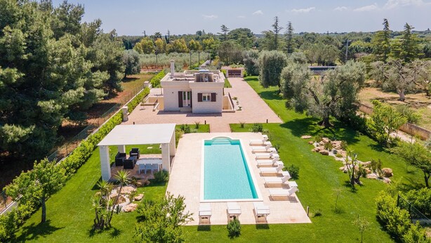 A modern villa with a swimming pool, surrounded by lush greenery and trees. - Villa La Seta by Perle di Puglia (San Vito dei Normanni)