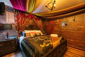 8 slaapkamers, een bureau, een strijkplank/strijkijzer, reisbedje