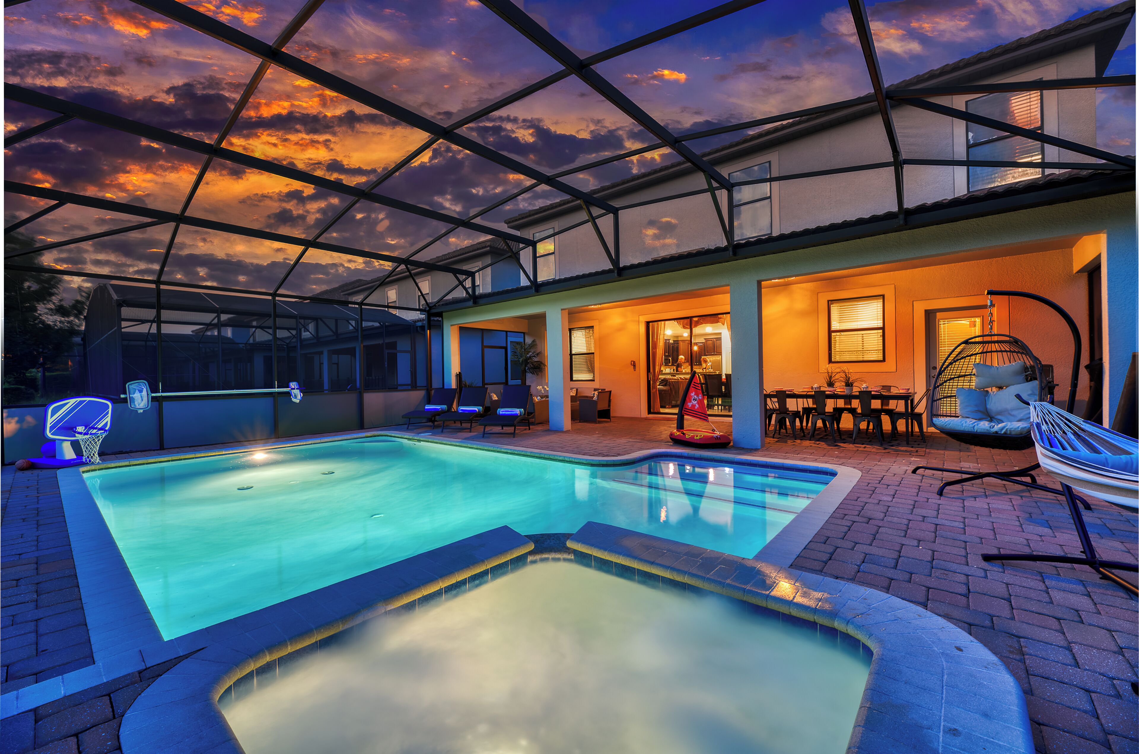 Una piscina al aire libre, una piscina climatizada