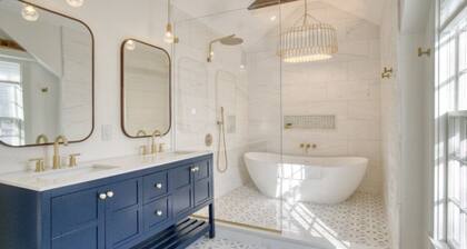 6 BDR, Pet-friendly, newly remodeled whaling captain’s house downtown Nantucket!