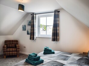 3 bedrooms, free WiFi, bed sheets - 3 bedroom accommodation in Crieff (Crieff)