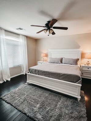 4 bedrooms, free WiFi, bed sheets - Resort Style Heated Pool close to Entertainment (Phoenix)