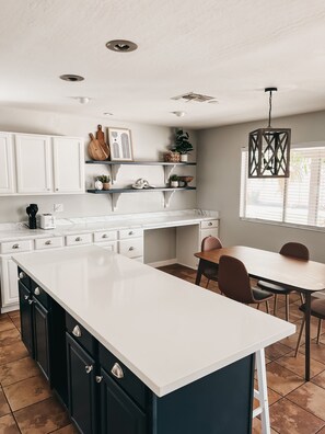Dining - Resort Style Heated Pool close to Entertainment (Phoenix)