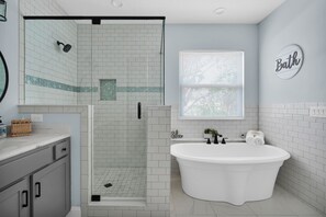 Badewanne, Haartrockner, Handtücher, Seife