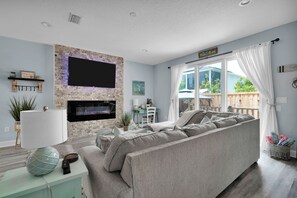 Smart TV, fireplace