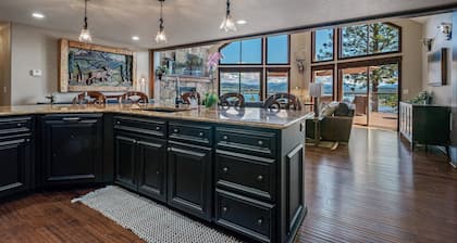 Luxury Oasis w Panoramic Lake Views, Lg Deck & Spa