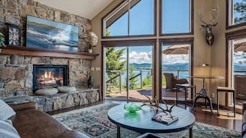 Smart TV, lareira, livros