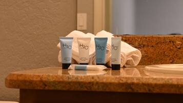 Ensemble douche/baignoire, sĂšche-cheveux, serviettes fournies, savon