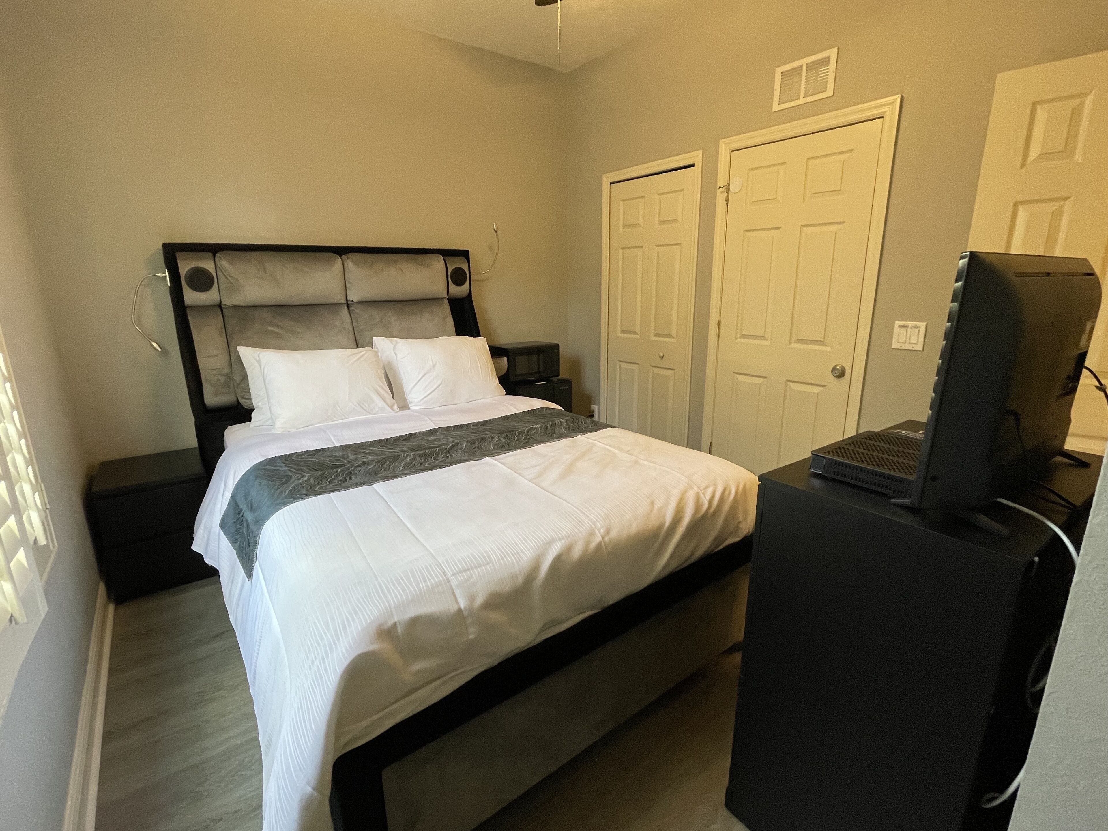 1 slaapkamer, een strijkplank/strijkijzer, gratis wifi, beddengoed