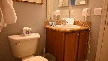 Ensemble douche/baignoire, sĂšche-cheveux, serviettes fournies, savon